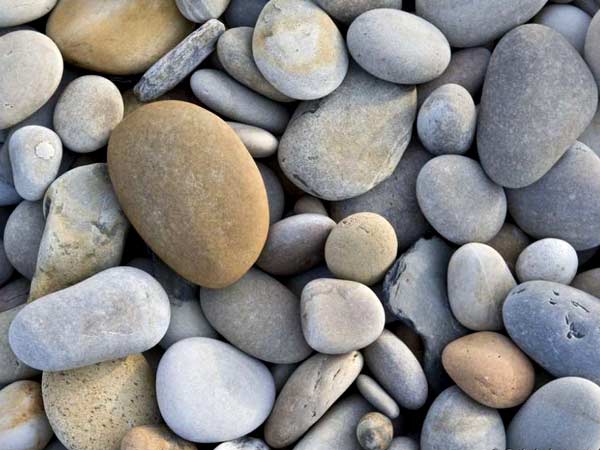 破鵝卵石選哪種破碎石機(jī)好？