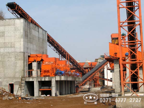 石料廠用破石機生產(chǎn)現(xiàn)場