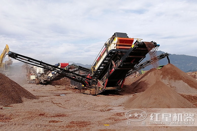 履帶式移動破碎站作業(yè)現(xiàn)場圖片