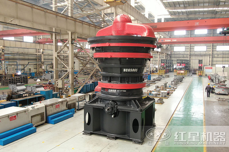 旋回破碎機(jī)制造車(chē)間實(shí)拍圖