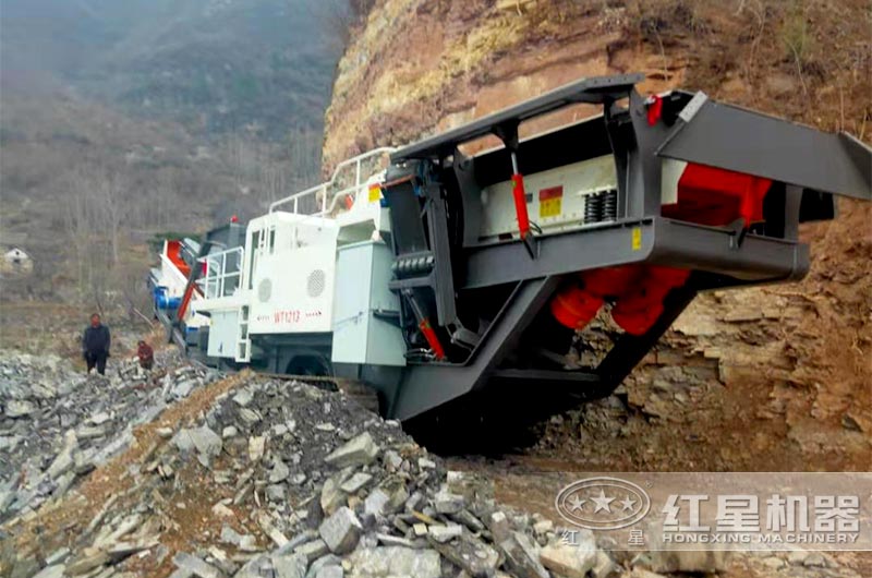 移動(dòng)破碎機(jī)處理隧道廢料的現(xiàn)場(chǎng) 移動(dòng)破碎機(jī)處理隧道廢料的現(xiàn)場(chǎng)