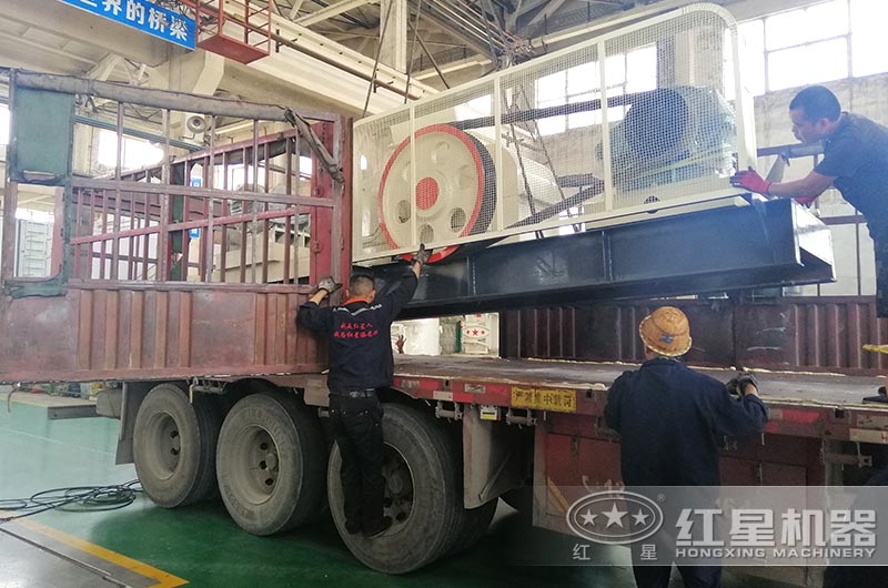 雙輥式破碎機裝車準備發(fā)貨 雙輥式破碎機裝車準備發(fā)貨