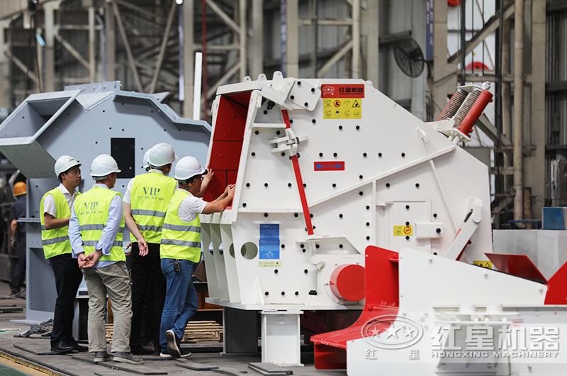 紅星產(chǎn)品經(jīng)理為來廠客戶細(xì)細(xì)講解反擊破設(shè)備 紅星產(chǎn)品經(jīng)理為來廠客戶細(xì)細(xì)講解反擊破設(shè)備