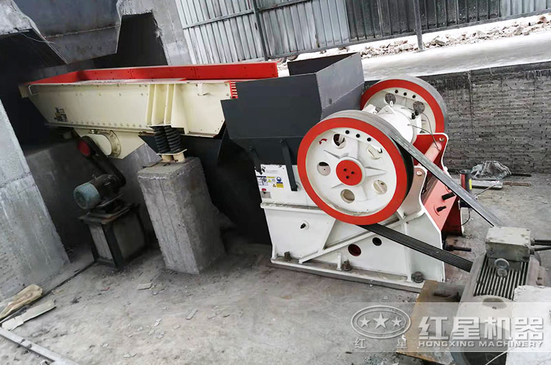 時(shí)產(chǎn)500噸玄武巖破碎現(xiàn)場(chǎng) 時(shí)產(chǎn)500噸玄武巖破碎現(xiàn)場(chǎng)