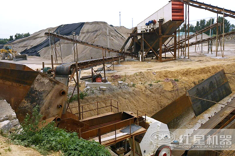 日產(chǎn)500噸錘式破碎機(jī)工作現(xiàn)場(chǎng) 日產(chǎn)500噸錘式破碎機(jī)工作現(xiàn)場(chǎng)