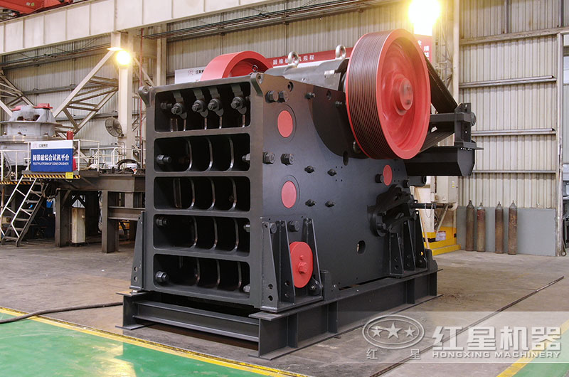 大型石頭顎式破碎機(jī)圖片 大型石頭顎式破碎機(jī)圖片