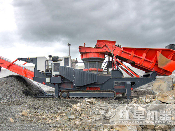 山地作業(yè)中的履帶式移動破碎機(jī)