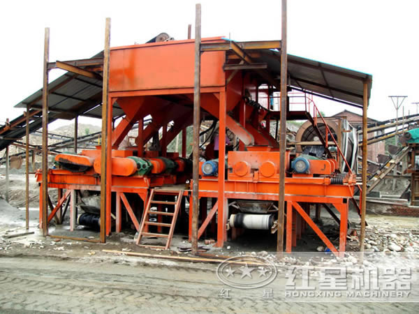 對輥式破碎機(jī)作業(yè)現(xiàn)場