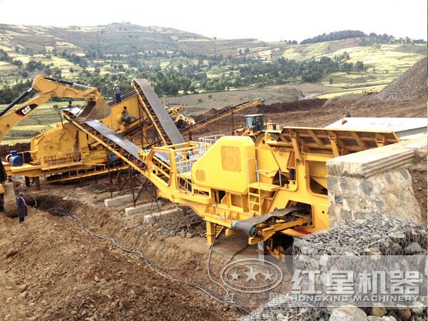 建筑垃圾移動(dòng)破碎站作業(yè)客戶(hù)現(xiàn)場(chǎng)