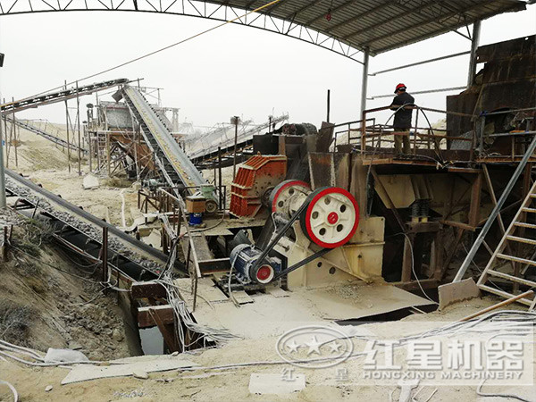顎式破碎機作業(yè)現(xiàn)場