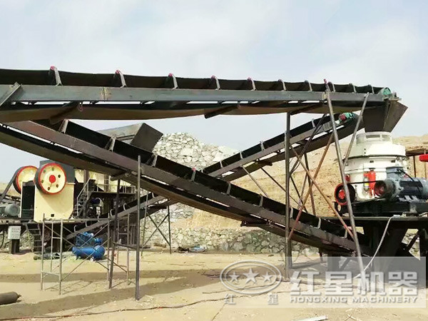 花崗巖制砂生產線施工現(xiàn)場一角