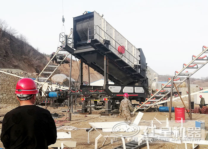 再硬的石頭，在這臺(tái)流動(dòng)碎石機(jī)下也變成了規(guī)整的石子