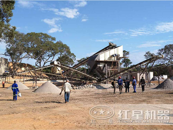 生產多規(guī)格成品的環(huán)保移動破碎機現場