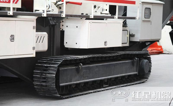 底盤(pán)采用抓地力強(qiáng)的履帶式