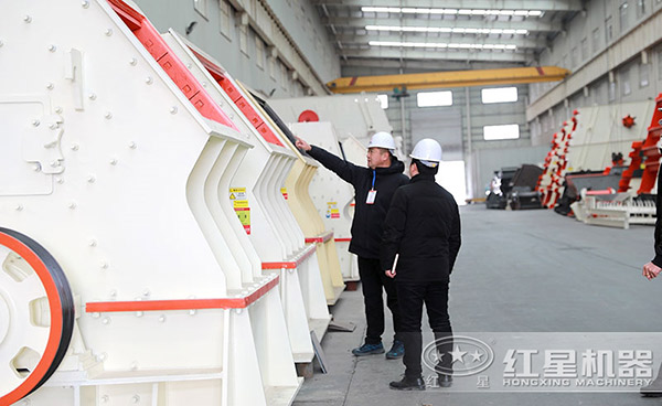 用戶(hù)來(lái)廠參觀考察反擊碎石機(jī)