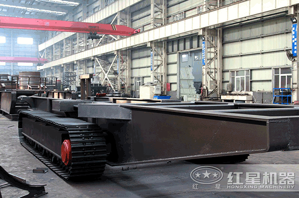 大型流動粉碎石頭一體機(jī)的履帶底盤