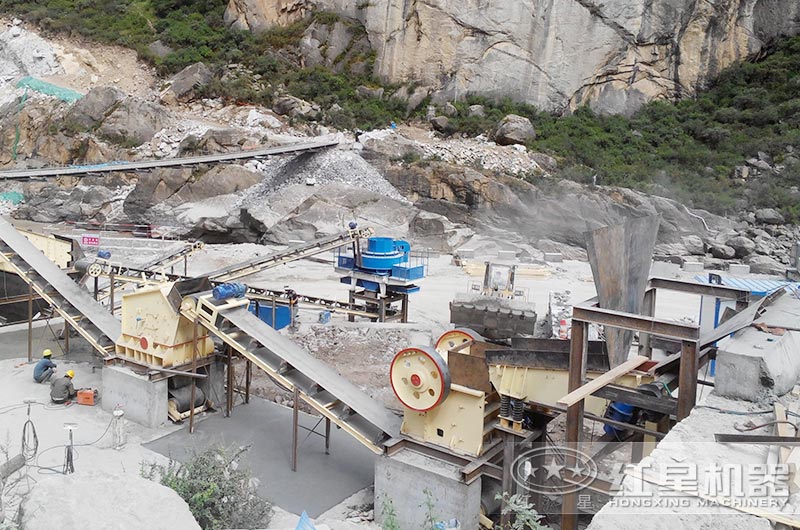 顎式破碎機、反擊破碎機、制沙機三機制沙現(xiàn)場