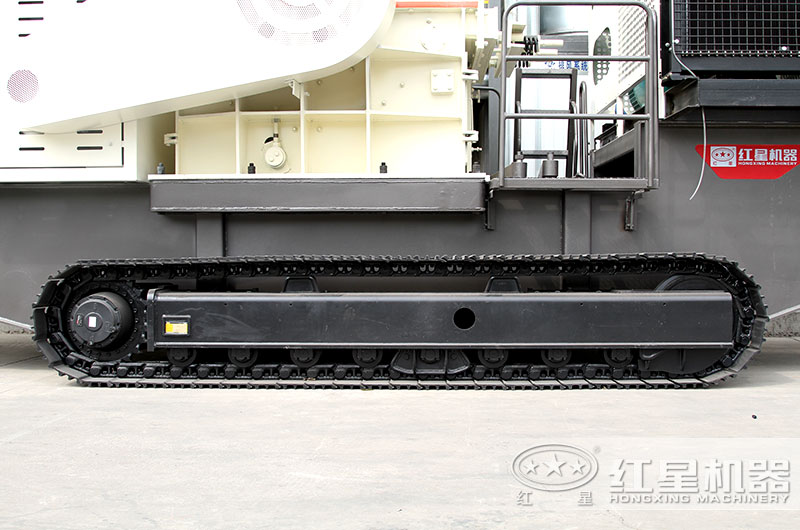 履帶加持下，即使是崎嶇不平的山路，設備也如履平底