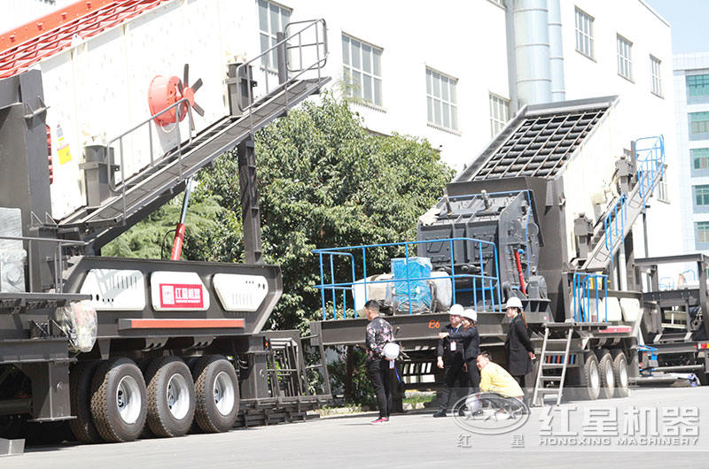 技術(shù)經(jīng)理陪山東用戶認(rèn)真考察移動(dòng)設(shè)備