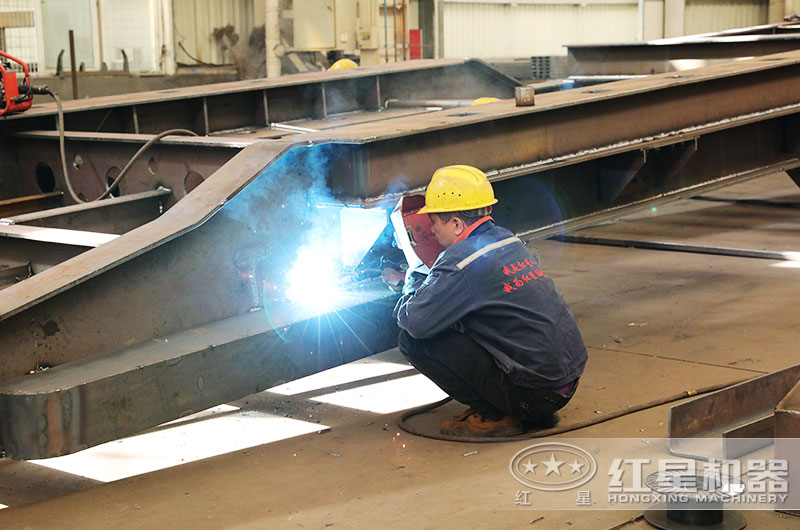 紅星技術(shù)工人在真正焊接特殊材料的移動沙石分離設(shè)備機(jī)架