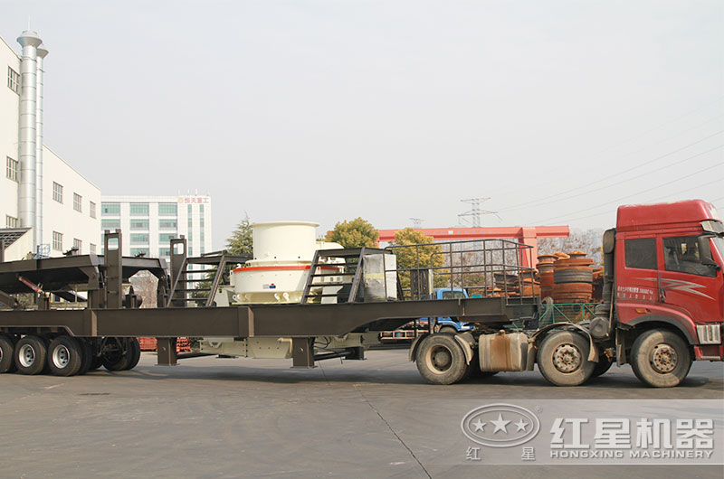 移動(dòng)制砂機(jī)掛上車頭就可以開(kāi)往制砂現(xiàn)場(chǎng)了