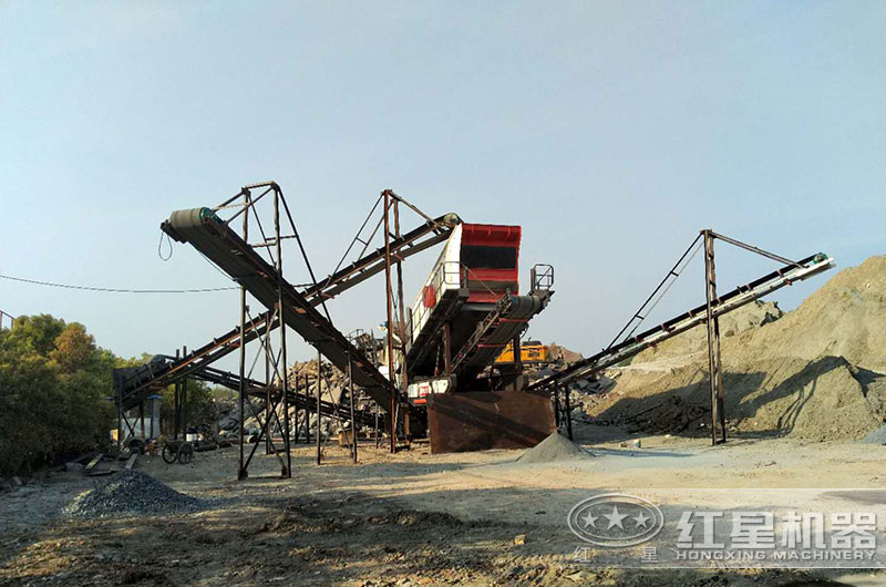 時產(chǎn)20噸三合一移動破碎機生產(chǎn)現(xiàn)場