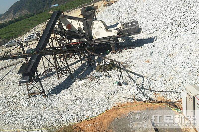調(diào)節(jié)好轉速的移動錘式破碎機生產(chǎn)現(xiàn)場