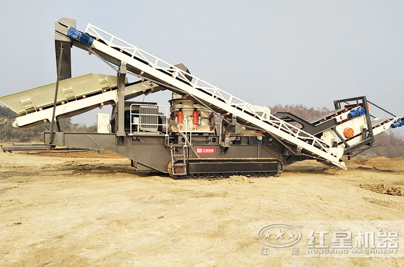 履帶移動破碎一體機已經(jīng)到達現(xiàn)場，馬上投產(chǎn)