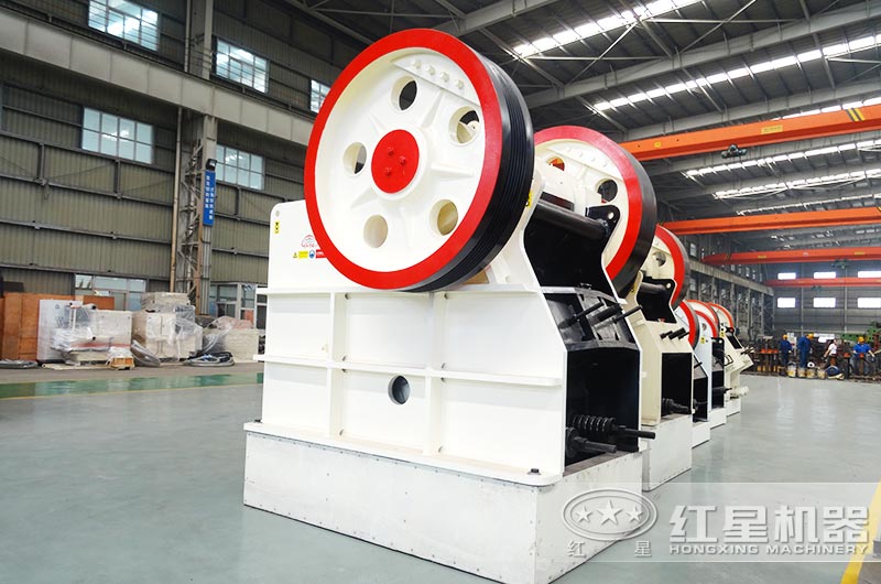 PE900*1200鄂式碎石機產(chǎn)量大概多少？能破碎水泥塊嗎？