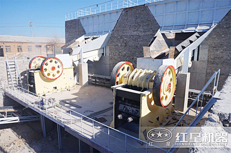 日產(chǎn)萬噸石頭破碎機作業(yè)現(xiàn)場