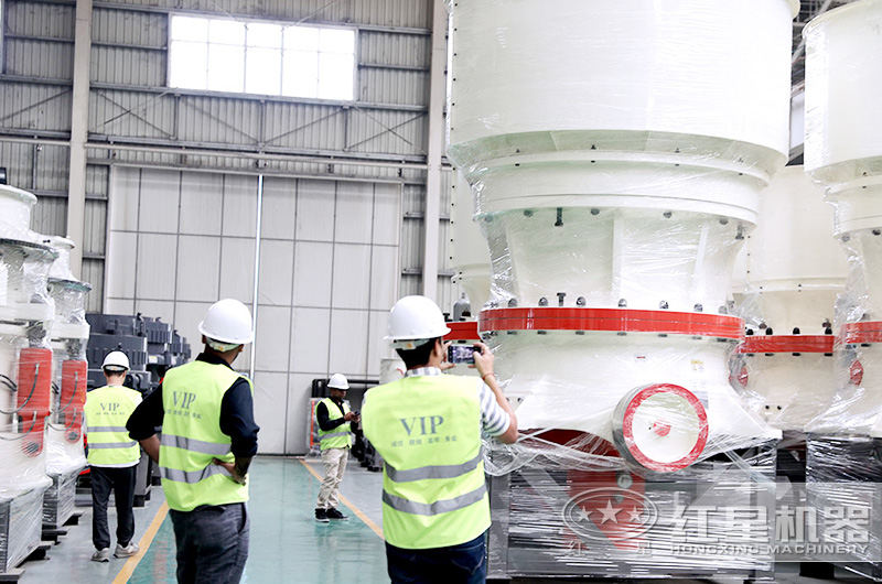 來(lái)廠考察做石子設(shè)備的客戶拍照留念