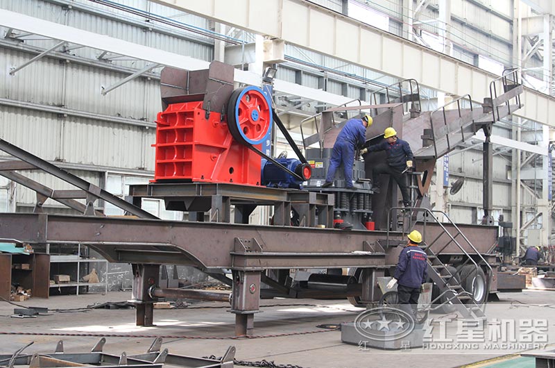 時產(chǎn)50噸四合一移動破碎機(jī)組裝生產(chǎn)車間