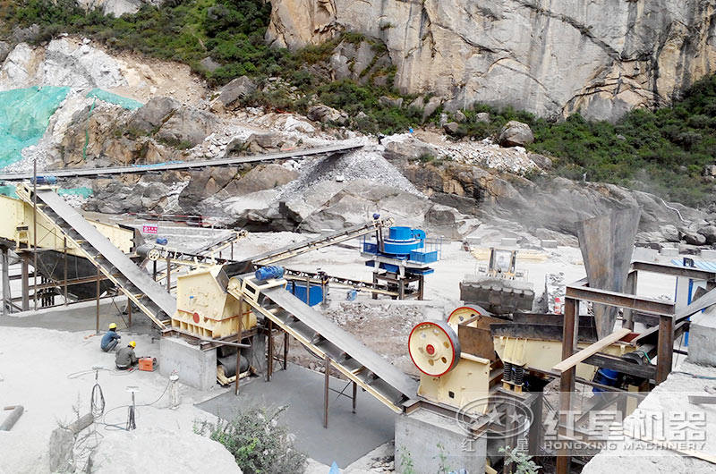使用全套設(shè)備的石灰石機(jī)制砂生產(chǎn)現(xiàn)場