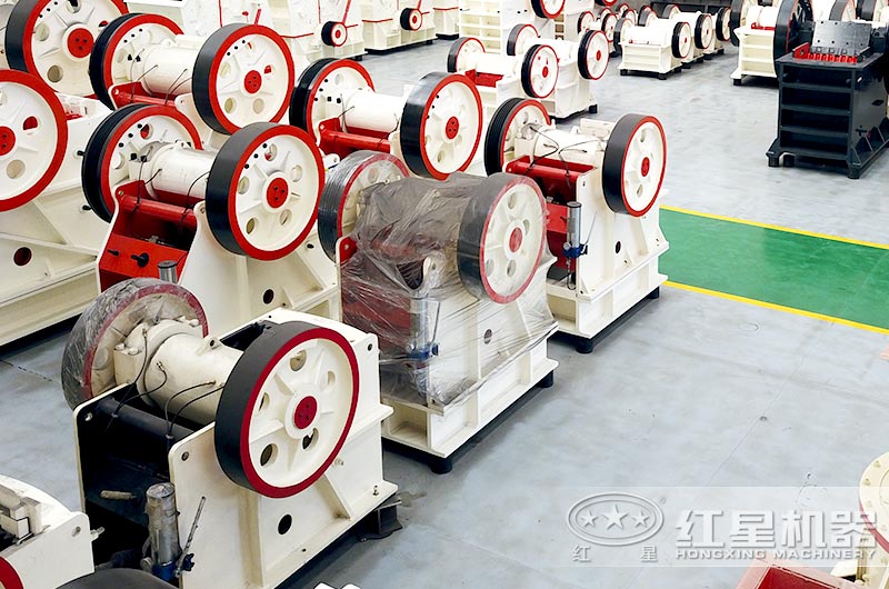 顎式碎石機生產(chǎn)現(xiàn)場