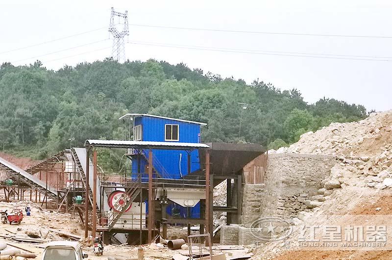 小型石頭破碎機(jī)成套多少錢？（內(nèi)附現(xiàn)場生產(chǎn)視頻）