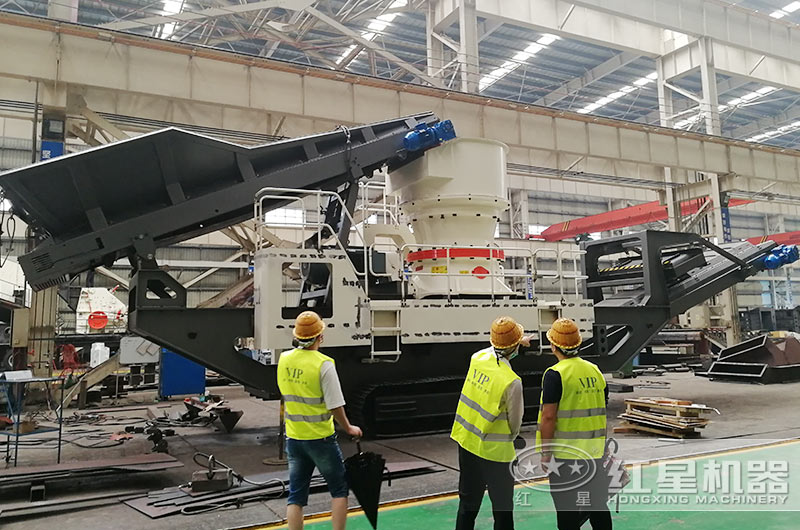 客戶來(lái)廠考察移動(dòng)破建筑垃圾處理設(shè)備