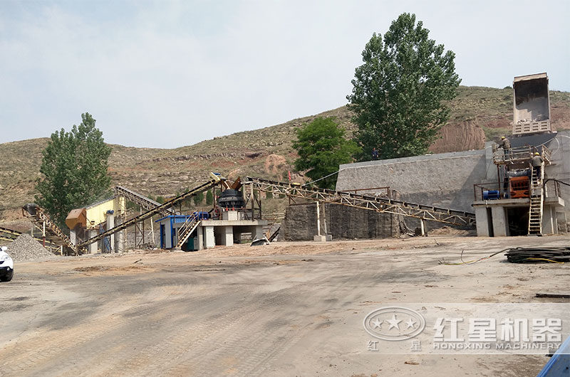 破碎玄武巖用什么機(jī)器好？整條生產(chǎn)線還需要哪些設(shè)備？