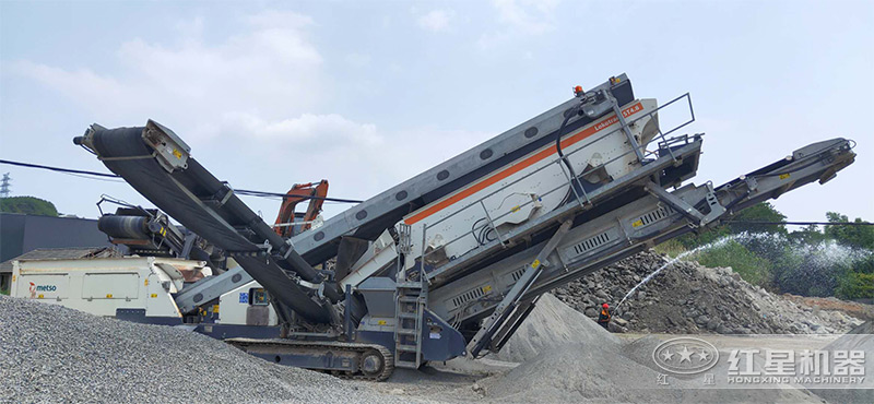 履帶移動破加工白云石同出石子、沙子現(xiàn)場