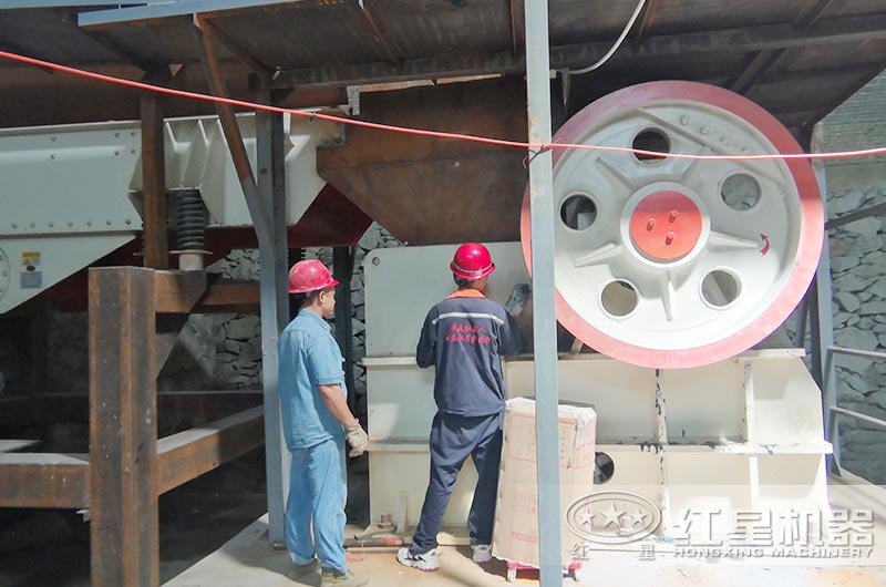 顎式破碎機(jī)安裝客戶現(xiàn)場
