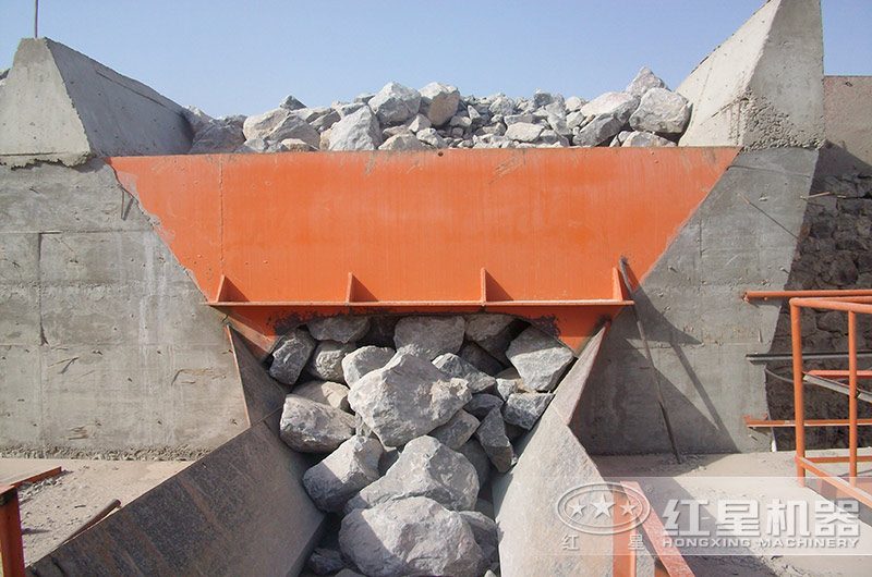 日產(chǎn)1萬(wàn)方的石子加工廠需要配置幾臺(tái)多大型號(hào)的顎破機(jī)？